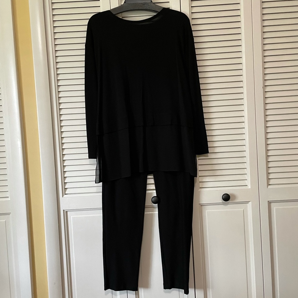 Eileen Fisher stunning Petite Black 2 Piece Silk Pants & Top. Top 100% Silk.